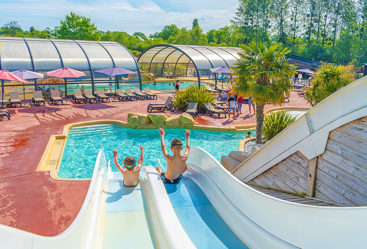 toboggan-piscine-54015811.jpg